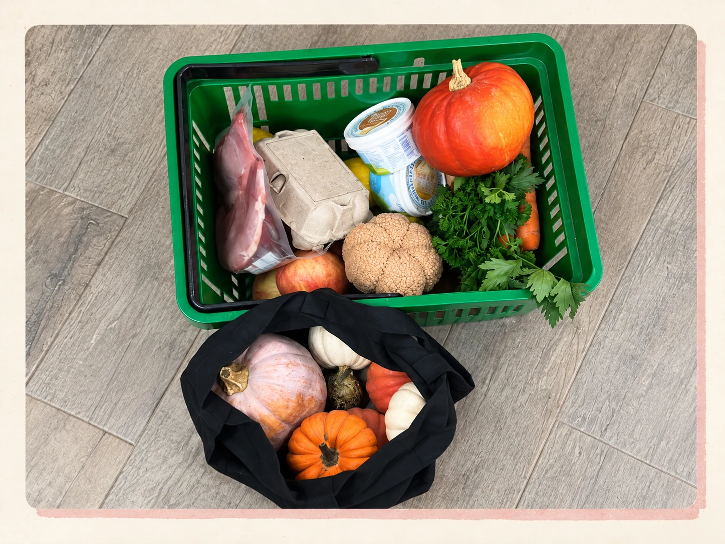 Ein Einkaufskorb und eine Stofftasche mit Lebensmitteln