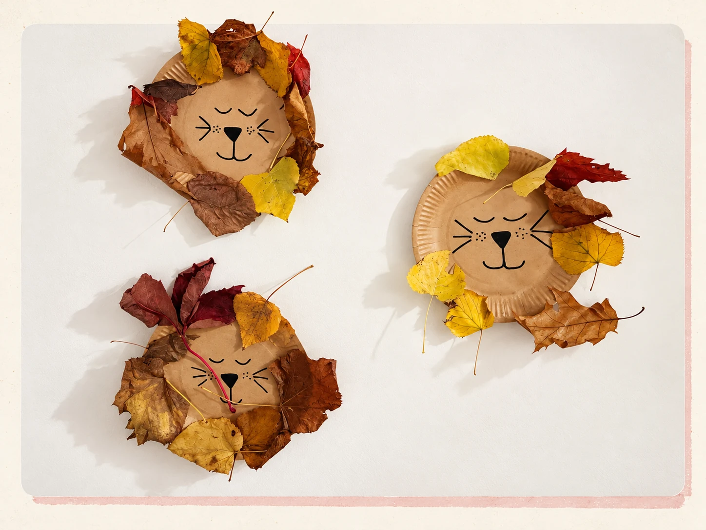 Aus Herbstblättern gestaltete Löwengesichter